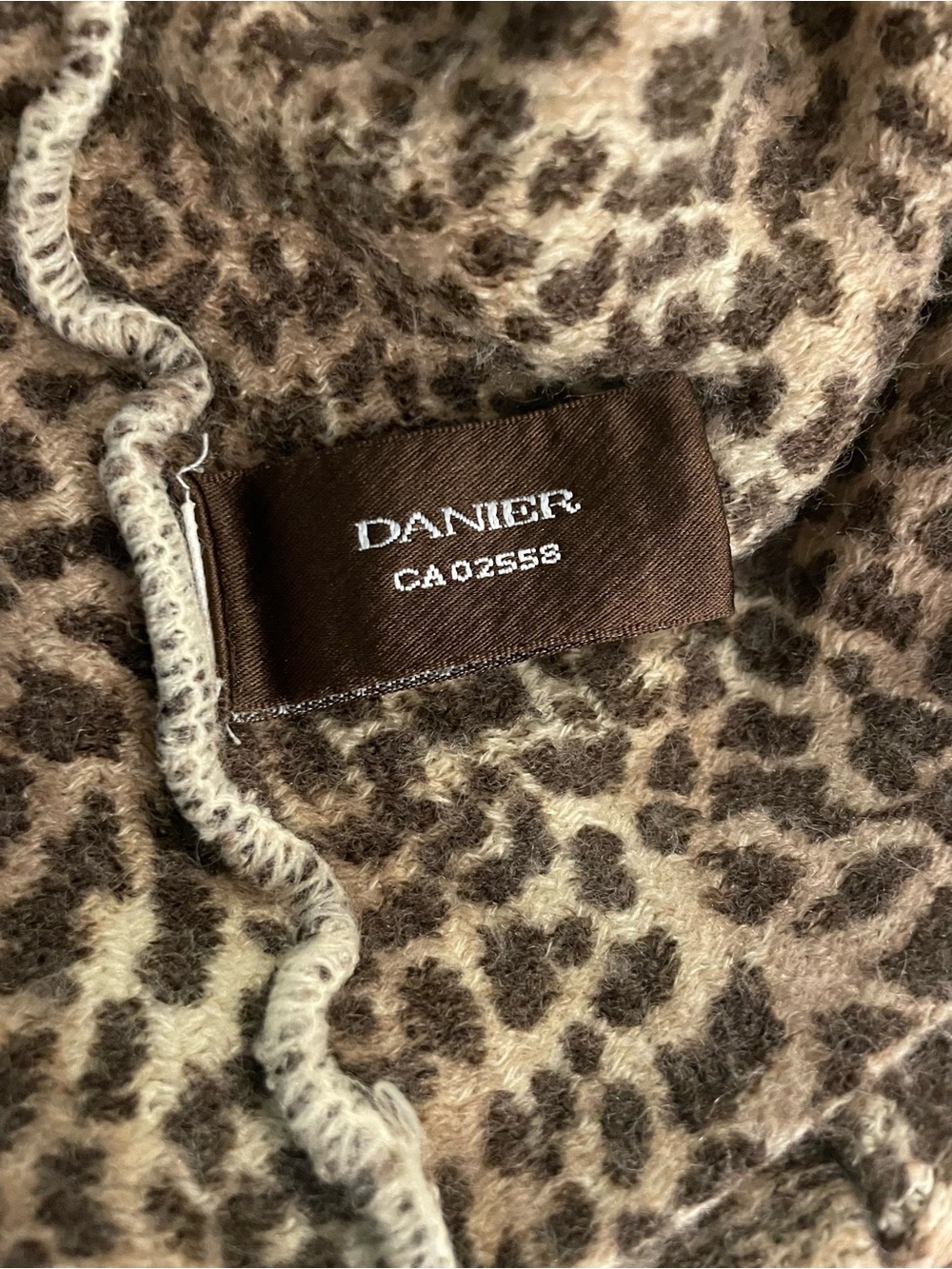 Danier Leopard-Print Infinity Scarf - Picture 6 of 7